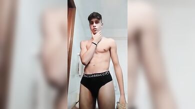 Etero italiano hot pubblica un video su sito gay
