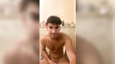 Ragazzo passivo esce il culo e si sega voglioso di cazzo