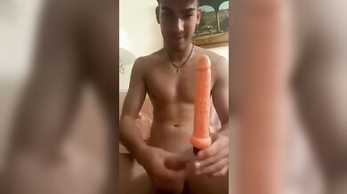 Passivo italiano troia si incula con un dildo