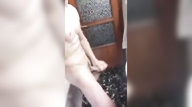 Muscoloso italiano si spreme le palle gonfie di sborra