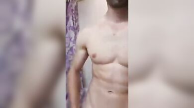 Muscoloso italiano si spreme le palle gonfie di sborra