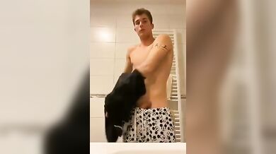 Ragazzo italiano arrapato si mostra nudo