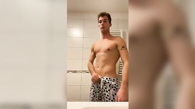 Ragazzo italiano arrapato si mostra nudo