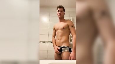 Ragazzo italiano arrapato si mostra nudo