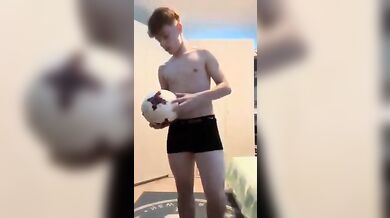 Twink italiano gioca a pallone col cazzo fuori