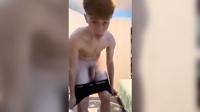 Twink italiano gioca a pallone col cazzo fuori