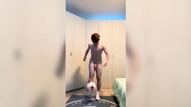 Twink italiano gioca a pallone col cazzo fuori