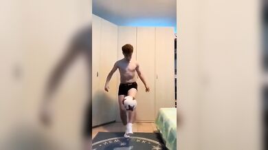 Twink italiano gioca a pallone col cazzo fuori