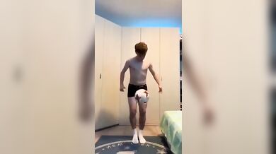 Twink italiano gioca a pallone col cazzo fuori