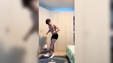 Twink italiano gioca a pallone col cazzo fuori