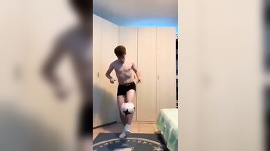 Twink italiano gioca a pallone col cazzo fuori
