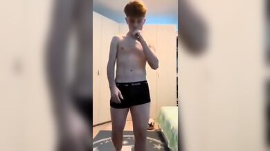 Twink italiano gioca a pallone col cazzo fuori