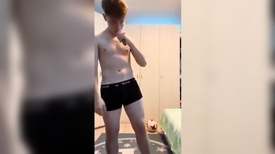 Twink italiano gioca a pallone col cazzo fuori