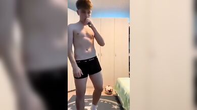 Twink italiano gioca a pallone col cazzo fuori