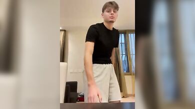 Cazzone grosso italiano hot boy si mena