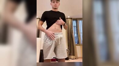 Cazzone grosso italiano hot boy si mena