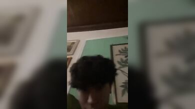 Schiavo etero italiano si sega per la ragazza