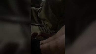 Schiavo etero italiano si sega per la ragazza