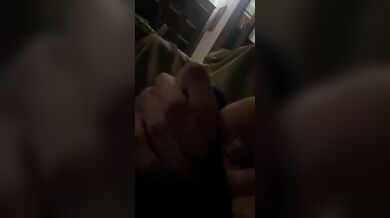 Schiavo etero italiano si sega per la ragazza