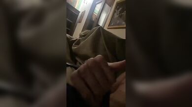 Schiavo etero italiano si sega per la ragazza