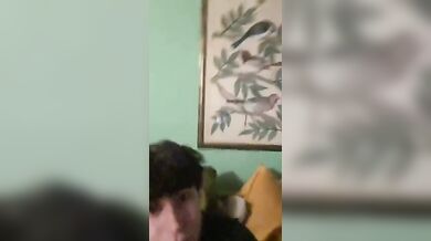 Schiavo etero italiano si sega per la ragazza