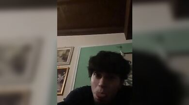 Schiavo etero italiano si sega per la ragazza