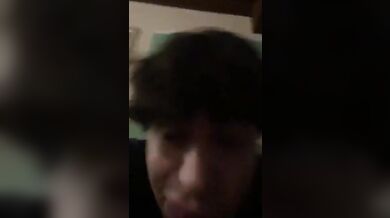 Schiavo etero italiano si sega per la ragazza