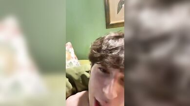 Schiavo etero italiano si sega per la ragazza