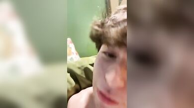 Schiavo etero italiano si sega per la ragazza