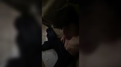 Schiavo etero italiano si sega per la ragazza