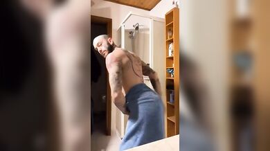 Camboy tatuato muscoloso italiano in live