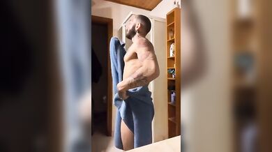 Camboy tatuato muscoloso italiano in live