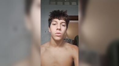 Frocio e schiavo italiano si fa usare come cesso