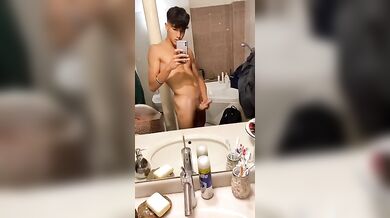 Twink italiano sexy si sega da fighetto