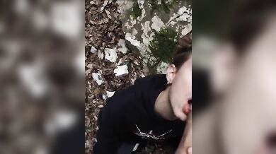 Bitch italiano succhia cazzone grosso al parco