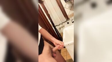 Twinky italiano si sega fino a sborrare