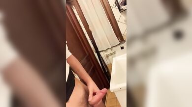 Twinky italiano si sega fino a sborrare