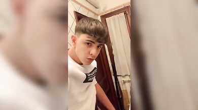 Twinky italiano si sega fino a sborrare