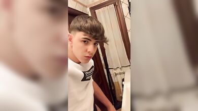 Twinky italiano si sega fino a sborrare