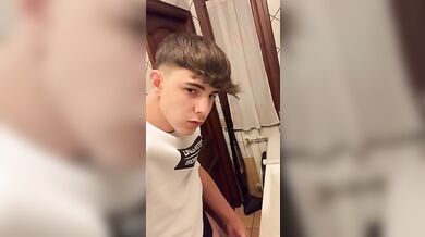 Twinky italiano si sega fino a sborrare