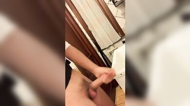 Twinky italiano si sega fino a sborrare