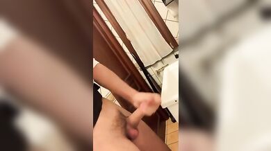 Twinky italiano si sega fino a sborrare