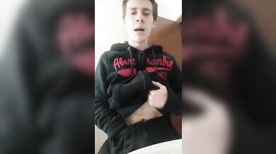 Giovane twink italiano arrapato da morire