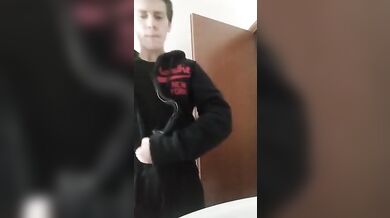 Giovane twink italiano arrapato da morire