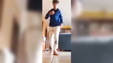 Twink italiano striptease nudo e duro