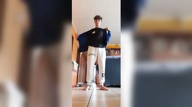 Twink italiano striptease nudo e duro