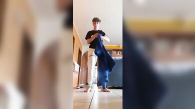 Twink italiano striptease nudo e duro