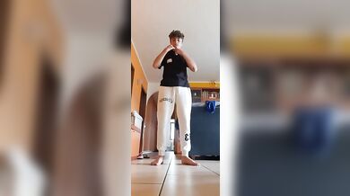 Twink italiano striptease nudo e duro