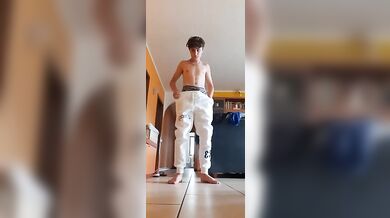 Twink italiano striptease nudo e duro