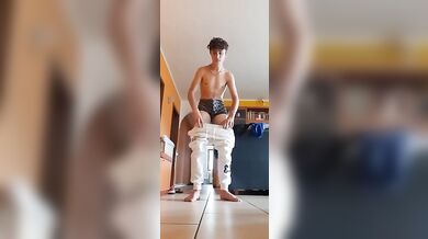 Twink italiano striptease nudo e duro